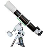 Skywatcher AC 150 1200 HEQ5 Telescoop EvoStar Pro SynScan GoTo (2) Skywatcher AC 150/1200 HEQ5 lange refractortelescoop op HEQ-5 Pro SynScan GoTo-montering met stalen statief in zijaanzicht.