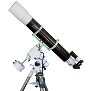 Skywatcher AC 150/1200 HEQ5 lange refractortelescoop op HEQ-5 Pro SynScan GoTo-montering met stalen statief in zijaanzicht.