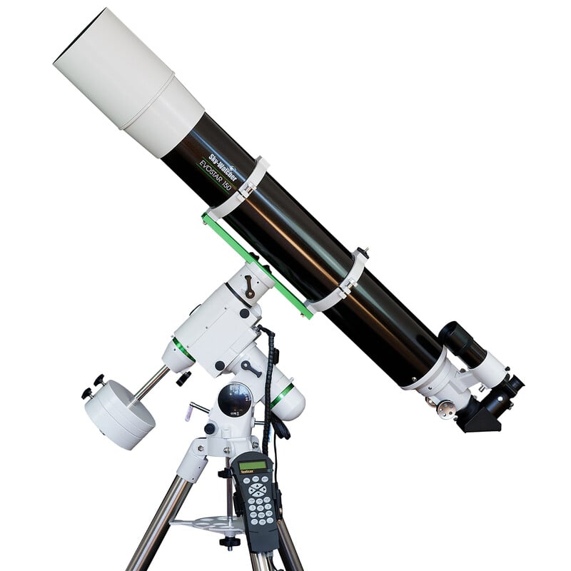 Skywatcher AC 150/1200 HEQ5 Telescoop EvoStar Pro SynScan GoTo 1 Skywatcher AC 150 1200 HEQ5 Telescoop EvoStar Pro SynScan GoTo 2 Skywatcher AC 150/1200 HEQ5 lange refractortelescoop op HEQ-5 Pro SynScan GoTo-montering met stalen statief in zijaanzicht.