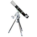 Skywatcher AC 150 1200 HEQ5 Telescoop EvoStar Pro SynScan GoTo (3) Skywatcher AC 150/1200 HEQ5 complete GoTo-telescoopopstelling op driepootstatief frontaal opgesteld voor observatie.