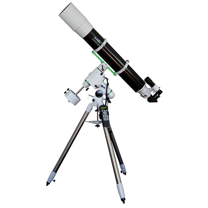 Skywatcher AC 150/1200 HEQ5 Telescoop EvoStar Pro SynScan GoTo 2 Skywatcher AC 150 1200 HEQ5 Telescoop EvoStar Pro SynScan GoTo 3 Skywatcher AC 150/1200 HEQ5 complete GoTo-telescoopopstelling op driepootstatief frontaal opgesteld voor observatie.
