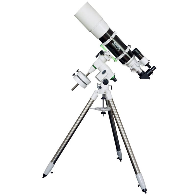 Skywatcher AC 150/750 150 EQ5 Telescoop StarTravel 2 Skywatcher AC 150 750 150 EQ5 Telescoop StarTravel 1 Skywatcher AC 150/750 150 EQ5 complete telescoopopstelling op driepootstatief schuin omhoog gericht voor observatie.