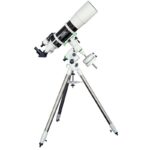 Skywatcher AC 150 750 150 EQ5 Telescoop StarTravel (2) Skywatcher AC 150/750 150 EQ5 complete telescoopopstelling op driepootstatief schuin omhoog gericht voor observatie.