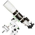 Skywatcher AC 150 750 150 EQ5 Telescoop StarTravel (5) Skywatcher AC 150/750 150 EQ5 lange refractortelescoop op EQ5 equatoriale montering met stalen statief in zijaanzicht.