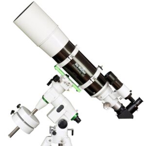 Skywatcher AC 150/750 150 EQ5 lange refractortelescoop op EQ5 equatoriale montering met stalen statief in zijaanzicht.