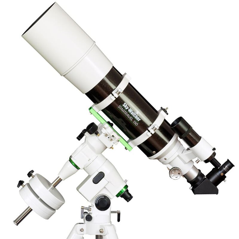 Skywatcher AC 150/750 150 EQ5 Telescoop StarTravel 1 Skywatcher AC 150 750 150 EQ5 Telescoop StarTravel 5 Skywatcher AC 150/750 150 EQ5 lange refractortelescoop op EQ5 equatoriale montering met stalen statief in zijaanzicht.