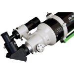 Skywatcher AC 150/750 StarTravel close-up van 2" focuser met 90° sterdiagonaal, oculair en 9x50-zoeker.