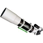 Skywatcher AC 150/750 StarTravel OTA lange witte refractor met zwarte buisringen, 9x50-zoeker en groene Vixen-zwaluwstaart.