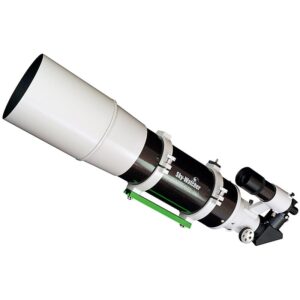 Skywatcher AC 150/750 StarTravel OTA lange witte refractor met zwarte buisringen, 9x50-zoeker en groene Vixen-zwaluwstaart.