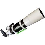 Skywatcher AC 150/750 StarTravel refractor schuin zijaanzicht met uitgeschoven dauwkap, buisringen en zwaluwstaart.