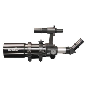 Skywatcher AC 80/400 StarTravel OTA met 6x30-zoeker en 45° Amici-prisma, zijaanzicht.