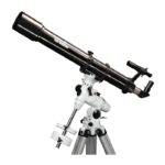 Skywatcher AC 90/900 EQ-3-2 lange zwarte EvoStar-refractor op EQ-3-2 equatoriale montering met aluminium statief en contragewicht.