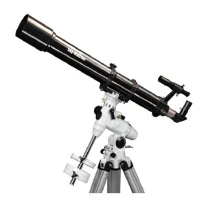 Skywatcher AC 90/900 EQ-3-2 lange zwarte EvoStar-refractor op EQ-3-2 equatoriale montering met aluminium statief en contragewicht.