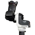 Skywatcher AZ-GTi Montering GoTo WiFi Met statief (1) Skywatcher AZ-GTi Montering met daarop gemonteerde camera voor draagbare astrofotografie op statief