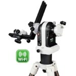 Skywatcher AZ-GTiX Montering WiFi (2) Skywatcher AZ-GTiX azimutale WiFi GoTo-montering op kolomverlenging met L-houder en zichtbaar WiFi-logo.