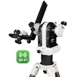 Skywatcher AZ-GTiX azimutale WiFi GoTo-montering op kolomverlenging met L-houder en zichtbaar WiFi-logo.