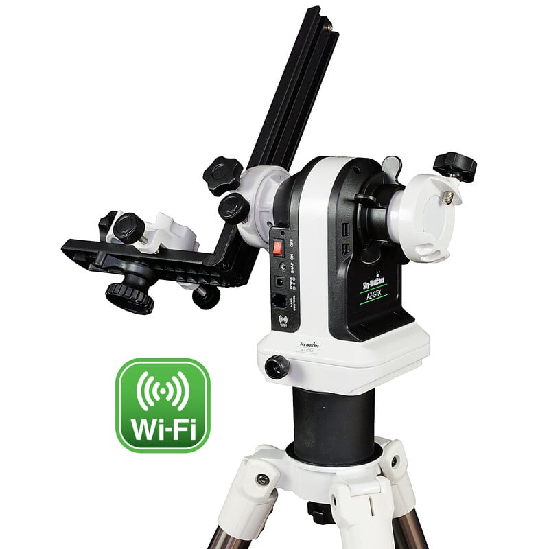 Skywatcher AZ-GTiX Montering WiFi 1 Skywatcher AZ GTiX Montering WiFi 2 Skywatcher AZ-GTiX azimutale WiFi GoTo-montering op kolomverlenging met L-houder en zichtbaar WiFi-logo.