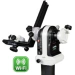 Skywatcher AZ-GTiX Montering WiFi (5) Skywatcher AZ-GTiX azimutale WiFi GoTo-montering op kolomverlenging met L-houder en zichtbaar WiFi-logo.