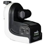 Skywatcher AZ Montering Solarquest (5) Skywatcher AZ Montering Solarquest close-up van zwarte HelioFind module met opschrift en statusindicatoren.