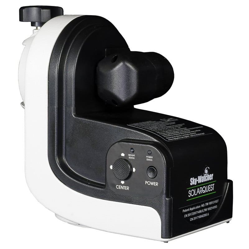 Skywatcher AZ Montering Solarquest zonder statief 1 Skywatcher AZ Montering Solarquest zonder statief 2 Skywatcher AZ Montering Solarquest close-up met zwarte HelioFind-bediening, aan/uit-schakelaar en voedingsaansluiting.