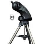 Skywatcher AZ Montering Star Discovery SynScan WiFi GoTo (2) Skywatcher AZ Star Discovery SynScan WiFi GoTo-montering op stalen statief met zichtbaar wifi-symbool.