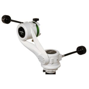 Skywatcher AZ5 monteringskop close-up met flexibele fijnregelknoppen en Vixen-zadel op halfzuil