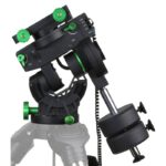 Skywatcher CQ350 Montering Pro SynScan GoTo (1) Skywatcher CQ350 close-up van equatoriale kop met groene vergrendelingen en lange contragewichtsstang.