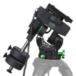 Skywatcher CQ350 Montering Pro SynScan GoTo (5) Skywatcher CQ350 montering in gekantelde positie met zichtbare riemaandrijving en azimutafstelling op basis.