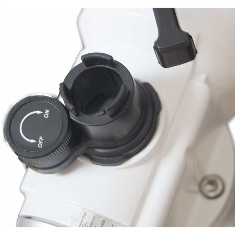 Skywatcher EQ-3-2- En EQ-5-Monteringen Verlichte poolzoeker voor 2 Skywatcher EQ 3 2 En EQ 5 Monteringen Verlichte poolzoeker voor 1 Skywatcher EQ-3-2- En EQ-5-Monteringen verlichte poolzoeker gemonteerd op witte EQ-montering bij de poolzoekeropening.