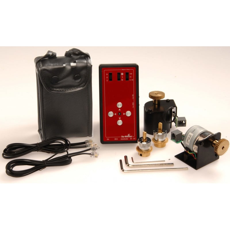 Skywatcher EQ-5-ST4 motorset RA en DEC met autoguider interface 1 Skywatcher EQ 5 motorset ST4 RA en DEC met autoguider interface Skywatcher EQ-5-motorset ST4 complete set met rode handcontroller, RA- en DEC-motoren, kabels, tandwielen, inbussleutels en zwarte draagtas.