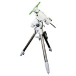 Skywatcher EQ-6i Montering Pro SynScan GoTo WiFi (1) Skywatcher EQ-6i Pro SynScan GoTo-montering volledig gemonteerd op roestvrijstalen statief met tegengewichten, klaar voor gebruik.