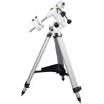 Skywatcher EQ3-2 Montering (3) Skywatcher EQ3-2 aluminium statief met uitschuifbare poten en zwart accessoireplateau voor montering.