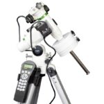Skywatcher EQ3 Montering Pro SynScan GoTo (1) Skywatcher EQ3 Pro SynScan GoTo montering op aluminium statief met contragewichtstang en aangesloten handcontroller.