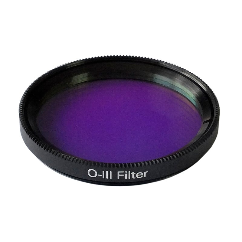Skywatcher OIII Filters 2" 1 Skywatcher Filters OIII 2 1 Skywatcher OIII 2 inch O-III lijnfilter in zwarte aluminium vatting met paars glas, zijaanzicht.
