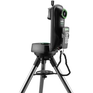 Skywatcher Fusion-120i azimutale eenarmige GoTo-montering op roestvrijstalen statief met hangende SynScan-handcontroller.