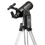 Skywatcher KC 100/1000 K100 Mini Virtuoso GTi Cassegrain-telescoop op aluminium statief, zijaanzicht met éénarmige montering.