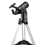 Skywatcher KC 100/1000 K100 Virtuoso GTi GoTo-telescoop vooraanzicht op statief met handgreep en accessoireplateau.