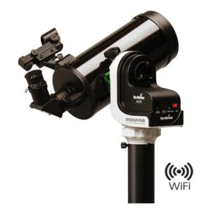 Skywatcher MC 102/1300 SkyMax-102 AZ-GTi zijaanzicht van telescoop met focuser en statief
