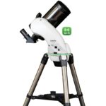 Skywatcher MC 102/1300 SkyMax-102 AZ-Go2 zijaanzicht van telescoop met focuser en statief