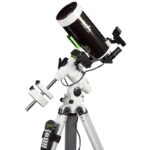 Skywatcher MC 127 1500 127 EQ3 Maksutov Telescoop SkyMax Pro SynScan GoTo (4) Skywatcher MC 127/1500 127 EQ3 complete telescoop op NEQ-3 Pro SynScan GoTo-montering met aluminium statief, gemonteerd voor observatie.