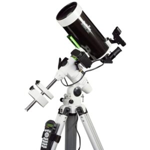 Skywatcher MC 127/1500 127 EQ3 complete telescoop op NEQ-3 Pro SynScan GoTo-montering met aluminium statief, gemonteerd voor observatie.