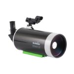 Skywatcher MC 127 1500 127T Maksutov Telescoop SkyMax OTA (2) Skywatcher MC 127/1500 127T Maksutov-OTA schuin vooraanzicht met 90° sterdiagonaal, red dot-zoeker en groene zwaluwstaart.