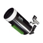 Skywatcher MC 127 1500 127T Maksutov Telescoop SkyMax OTA (3) Skywatcher MC 127/1500 127T Maksutov-telescoop zijaanzicht met gemonteerde sterdiagonaal en red dot-zoeker.