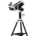 Skywatcher MC 127/1500 SkyMax-127 AZ-GTi zijaanzicht van telescoop met focuser en statief