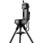 Skywatcher MC 150 1800 Fusion-120i Maksutov Telescoop SkyMax SynScan GoTo (1) Skywatcher MC 150/1800 Fusion-120i Fusion-120i montering recht van achteren op stalen statief zonder buis gemonteerd.