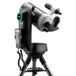 Skywatcher MC 150 1800 Fusion-120i Maksutov Telescoop SkyMax SynScan GoTo (2) Skywatcher MC 150/1800 Fusion-120i complete Maksutov-telescoop op Fusion-120i GoTo-montering met stalen statief en SynScan-handset.