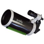 Skywatcher MC 150 1800 Fusion-120i Maksutov Telescoop SkyMax SynScan GoTo (4) Skywatcher MC 150/1800 Fusion-120i SkyMax-buis zijaanzicht met 9x50-zoeker, Vixen-zwaluwstaart en witte meniscuscorrectorlens.
