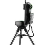 Skywatcher MC 150 1800 Fusion-120i Maksutov Telescoop SkyMax SynScan GoTo (5) Skywatcher MC 150/1800 Fusion-120i Fusion-120i GoTo-montering achteraanzicht op driepoot met aangesloten SynScan-handbediening.