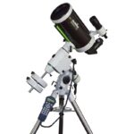 Skywatcher MC 150 1800 HEQ5 Maksutov telescoop SkyMax Pro SynScan GoTo (2) Skywatcher MC 150/1800 HEQ5 Maksutov-telescoop op HEQ-5 Pro SynScan GoTo-montering met stalen statief in zijaanzicht.