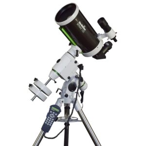 Skywatcher MC 150/1800 HEQ5 Maksutov-telescoop op HEQ-5 Pro SynScan GoTo-montering met stalen statief in zijaanzicht.